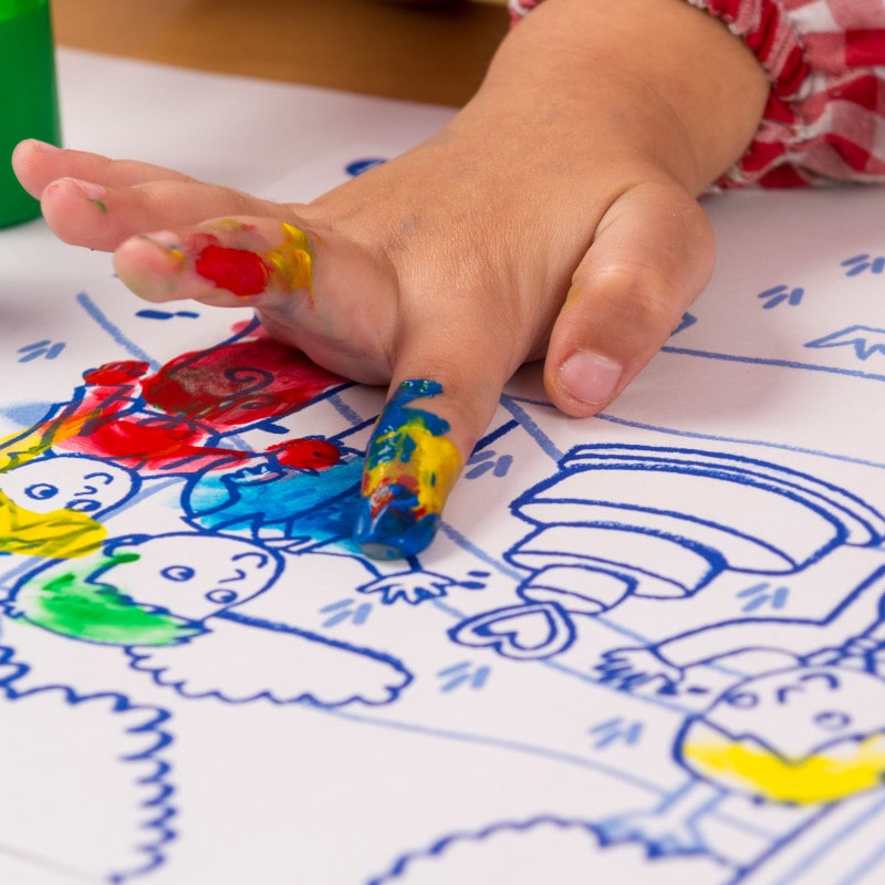 Mano de niño pintando