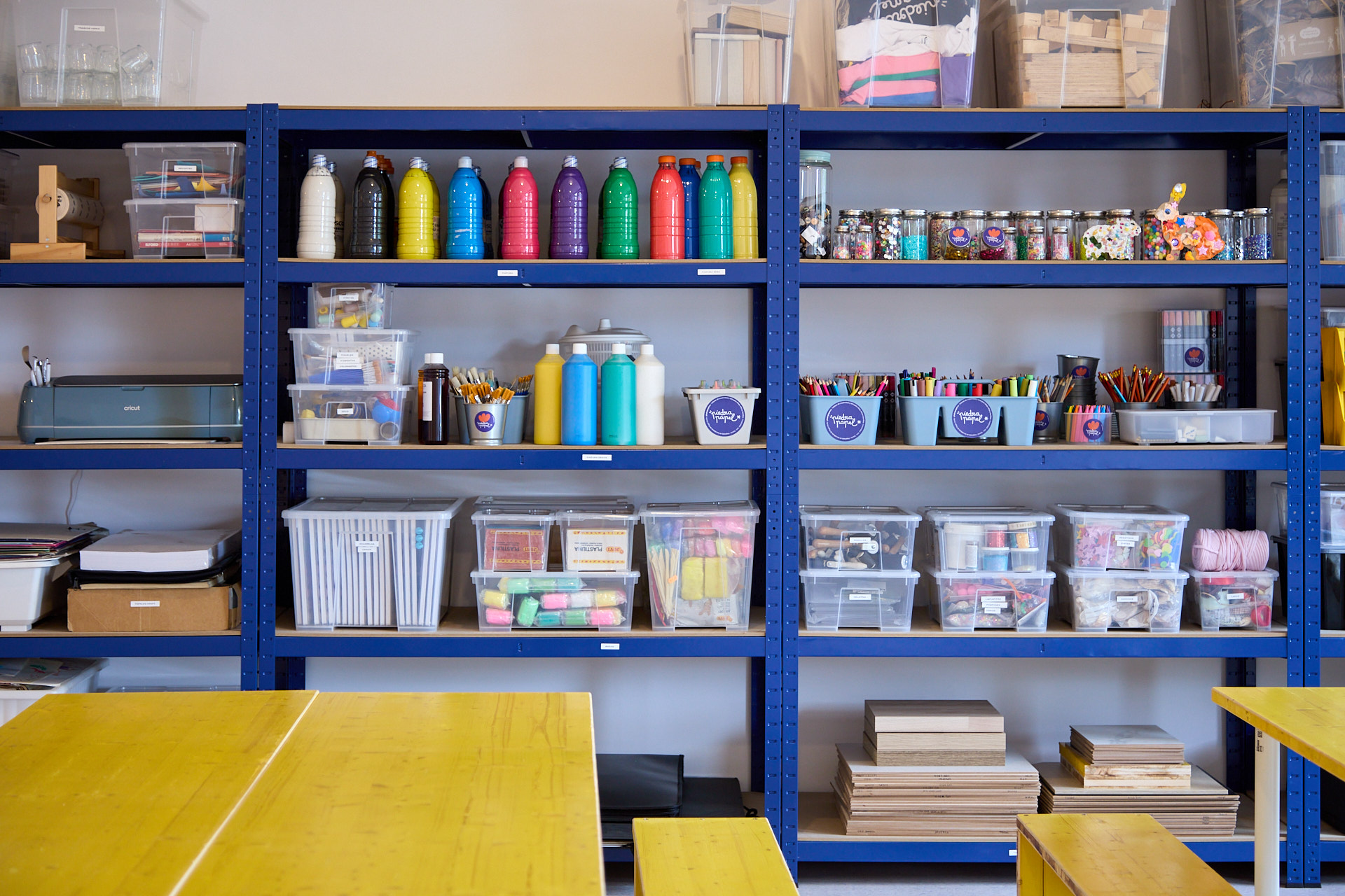 estantería con materiales para clases de extraescolares de arte