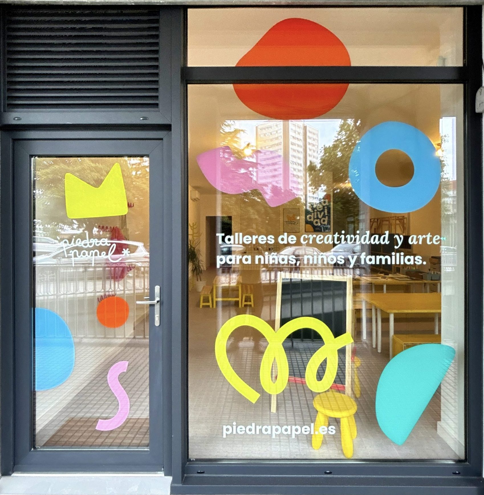 Escaparate piedra papel local de A coruña de extraescolares y talleres para niños